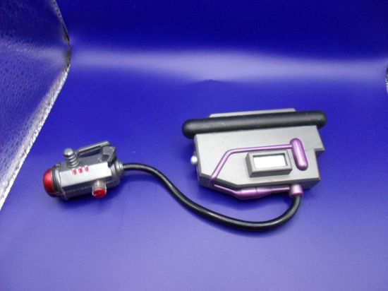 Picture of 2005 toybiz magneto xmen classics 6 in figure backpack weapon